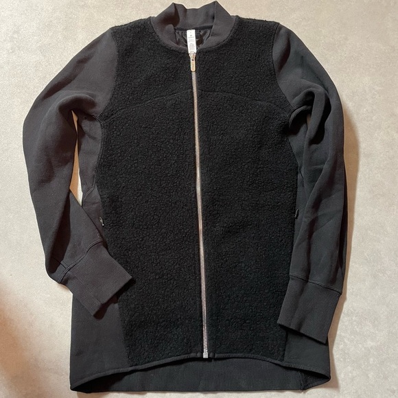 Lululemon STAND OUT SHERPA Black Zip-Up Jacket. Size 4. Unique. Warm - Picture 3 of 10